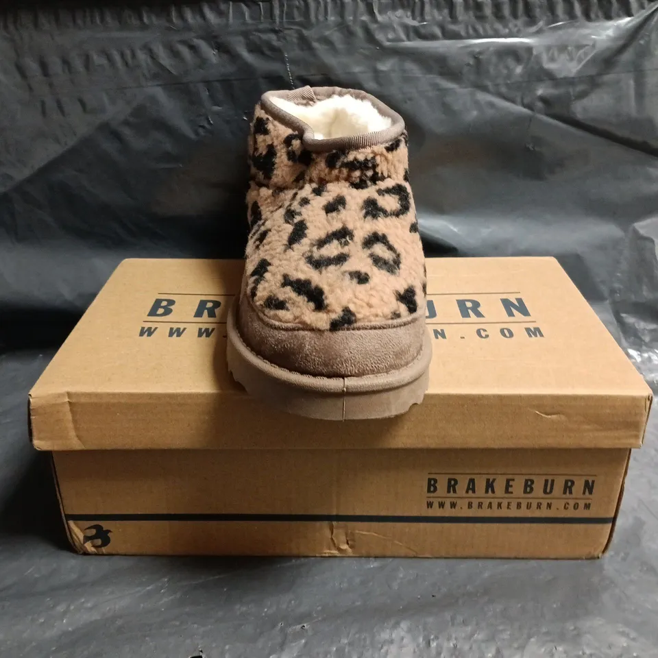 BOXED PAIR OF BRAKEBURN WINTERS EMBRACE SLIPPERS IN ANIMAL PRINT COLOUR SIZE UK 7