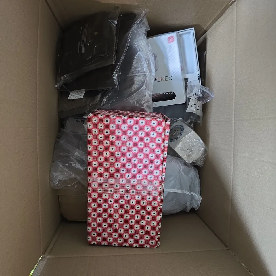 LARGE QUANTITY OF ASSORTED ITEMS TO INCLUDE ELECTRIC CAN OPENER, CLEANING WIPES, STEAM IRON, EARPHONES, LINT REMOVER, ETC - COLLECTION ONLY