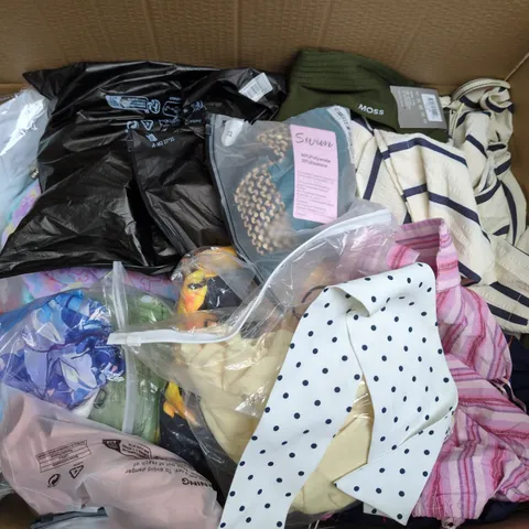 APPROXIMATELY 30 ASSORTED CLOTHING ITEMS IN VARIOUS SIZES, STYLES & COLOURS TO INCLUDE BRANDS SUCH AS CYBERJAMMIES, AIRZZ, M&S, ETC - COLLECTION ONLY