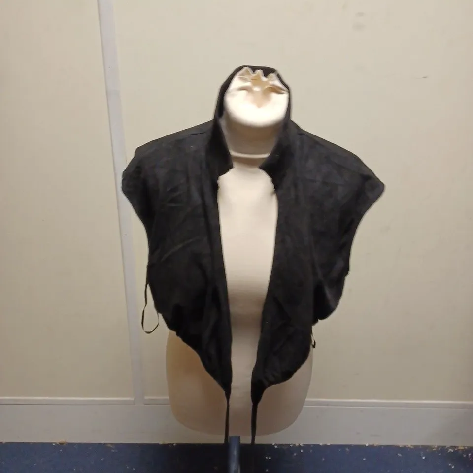 LOT OF APPROXIMATELY 10 PIECES OF CLOTHING TO INCLUDE NAANAA FLOWER DRESS UK 6, REEBOK MEDIUM GREY SHIRT, MISSGUIDED PETITE UK 10 DRESS ETC.