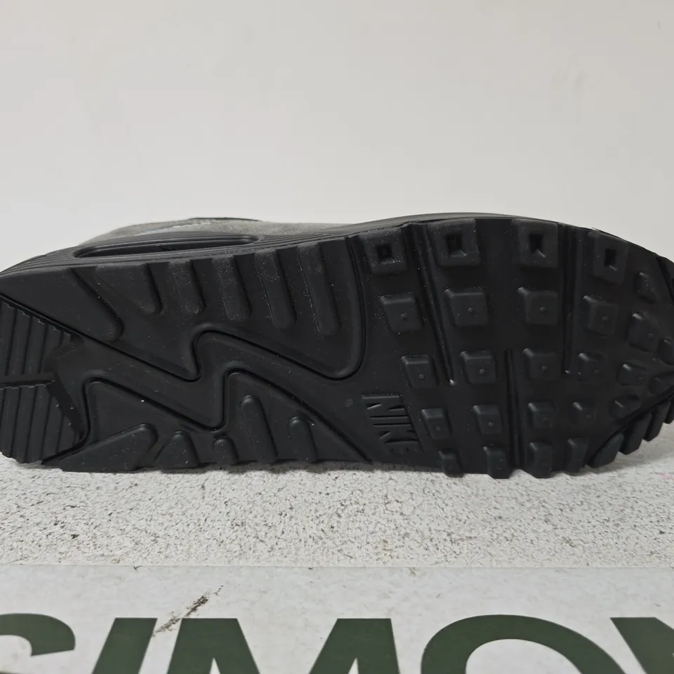 BOXED PAIR OF NIKE AIR MAX 90 TRAINERS - UK SIZE 11