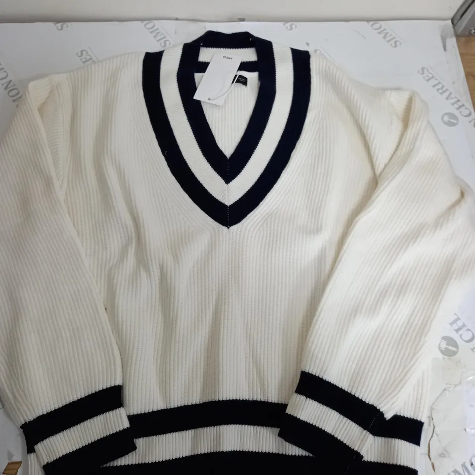 MNG LONG SLEEVE V-NECK FLEECE IN WHITE/NAVY - EU LARGE