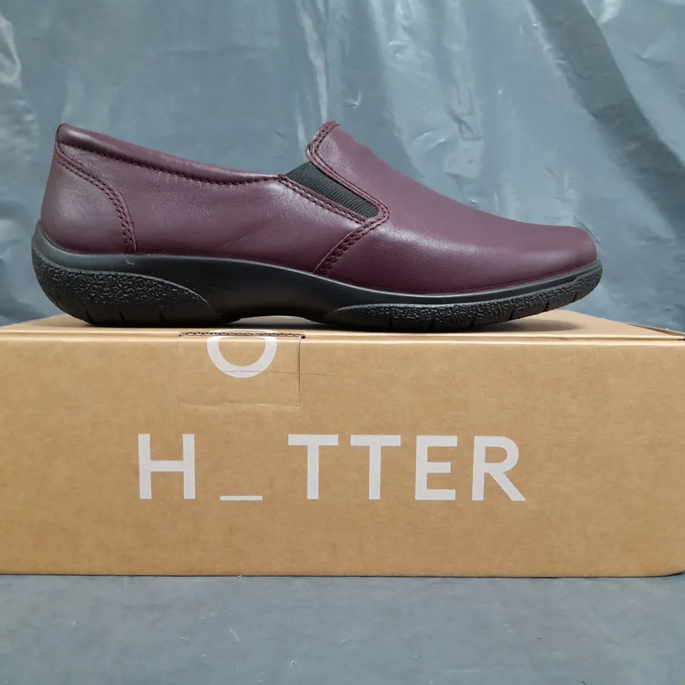 BOXED PAIR OF HOTTER GLOVE II EXTRA WIDE SHOES IN BURGUNDY SIZE UK 6.5