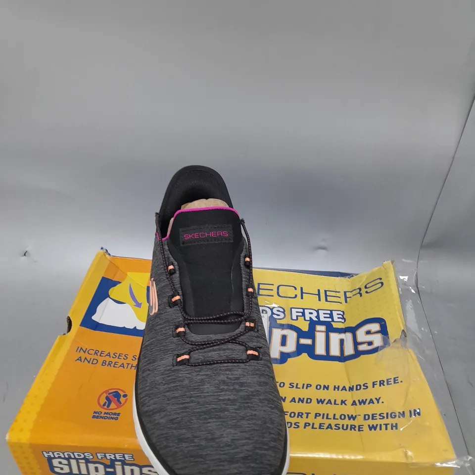 BOXED PAIR OF SKETCHERS SUMMIT SLIP ON TRAINER BLACK SIZE 5