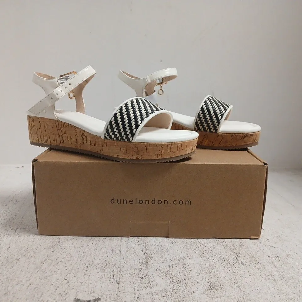 BOXED PAIR OF DUNE LONDON OPEN TOE LOW WEDGE SANDALS IN WHITE/BLACK SIZE 6