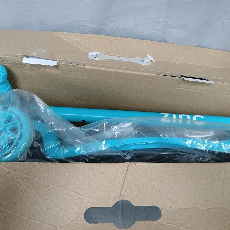 ZINC THREE-WHEELED LIGHT UP SCOOTER - STAR, BLUE