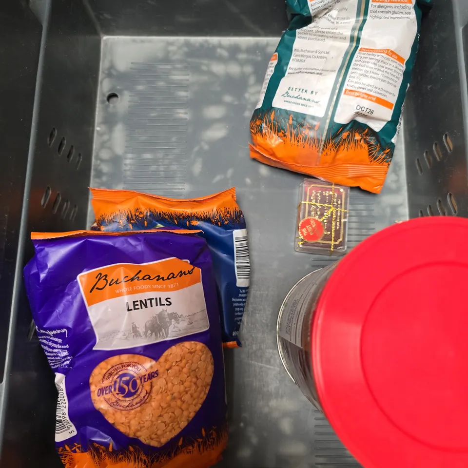 APPROXIMATELY 10 ASSORTED FOOD/DRINK PRODUCTS TO INCLUDE SLIMFAST, SOUP MIX, SPLIT PEAS ETC 