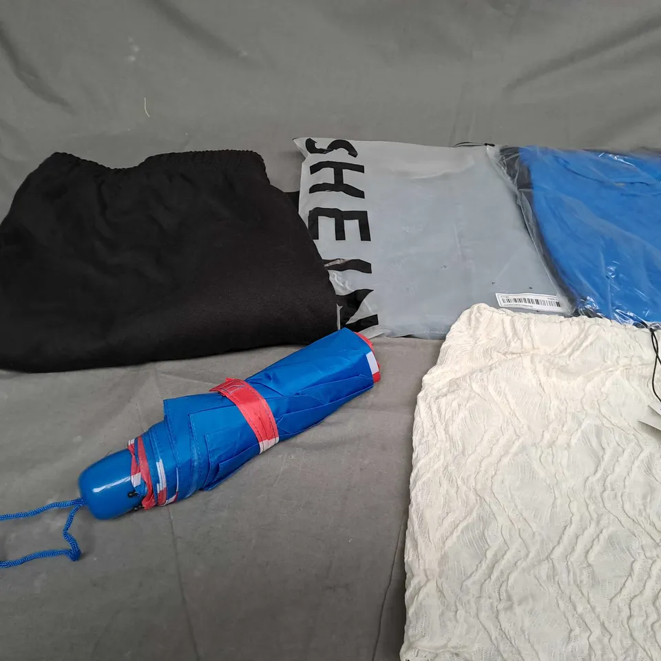 APPROXIMATELY 25 ASSORTED CLOTHING ITEMS IN VARIOUS SIZES TO INCLUDE - UMBRELLA , SHORTS , SKIRT ETC