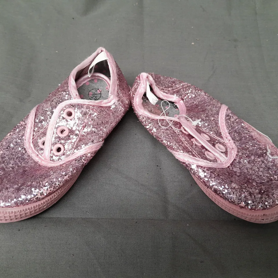 BOX OF APPROXIMATELY 10 PAIRS OF GIRL2GIRL KIDS SHOES IN PINK W. GLITTER EFFECT - VARIOUS SIZES