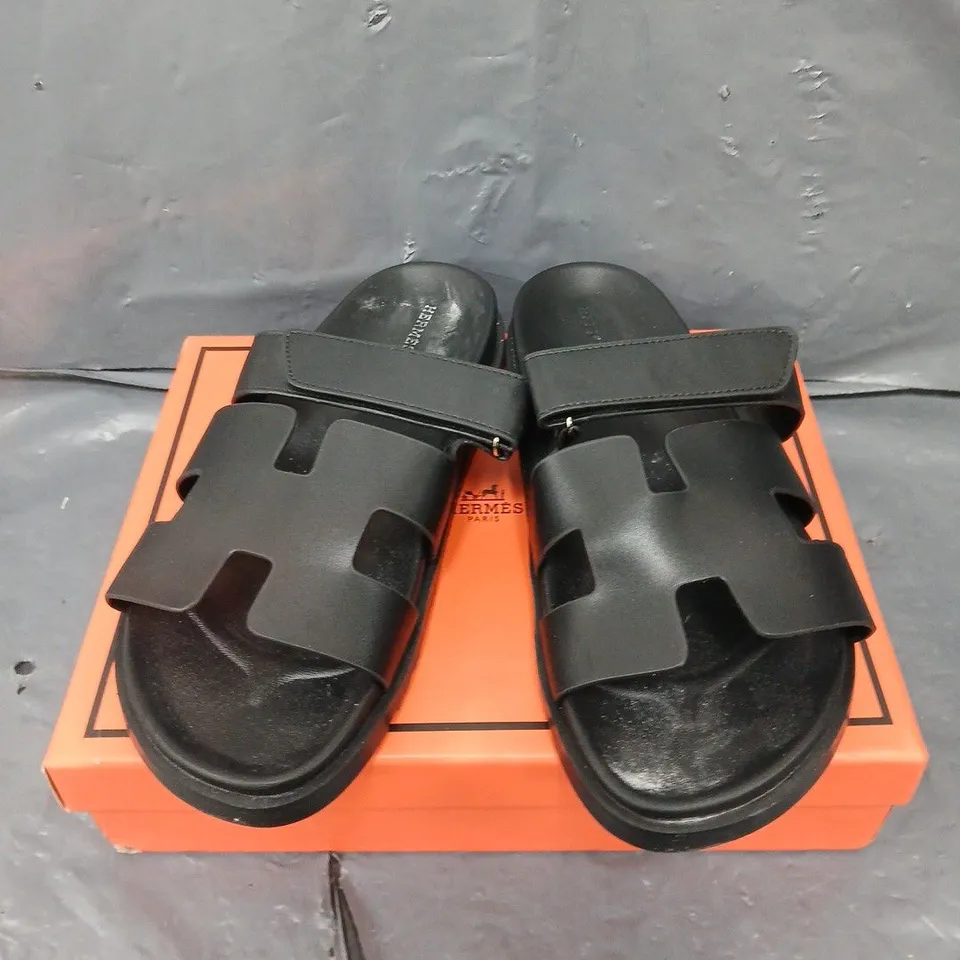 BOXED PAIR OF HERMES PARIS STRAP SLIP ON SANDALS - 9