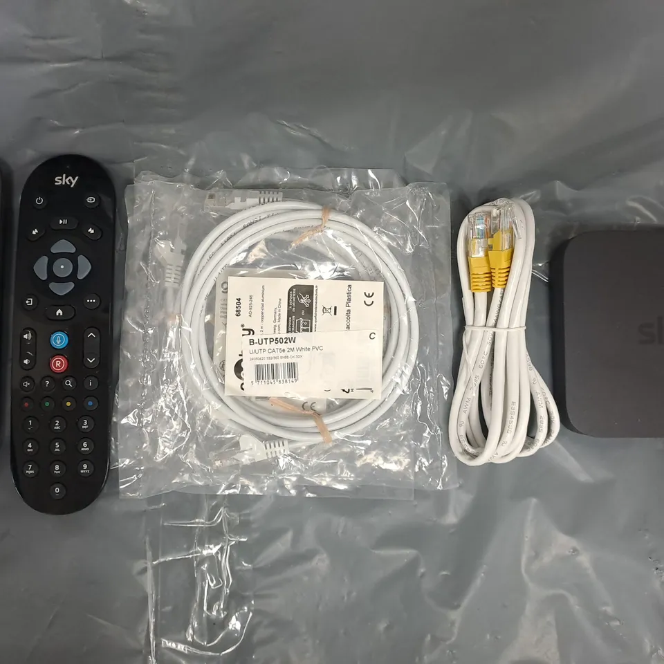 APPROXIMATELY 15 ASSORTED ELECTRICAL ITEMS TO INCLUDE VARIOUS CABLES AND REMOTES, ETC