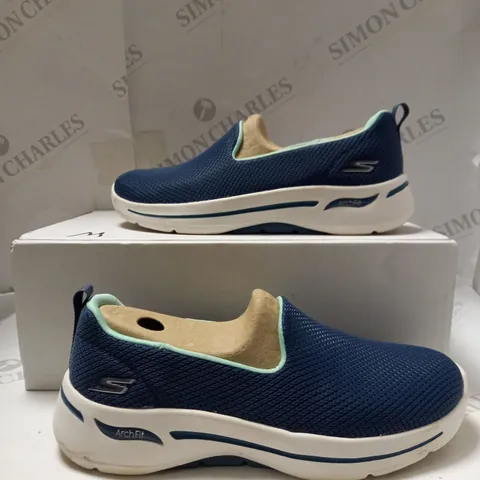 OUTLET SKECHERS GO WALK ARCH FIT GRATEFUL SLIP ON TRAINER SIZE 5.5