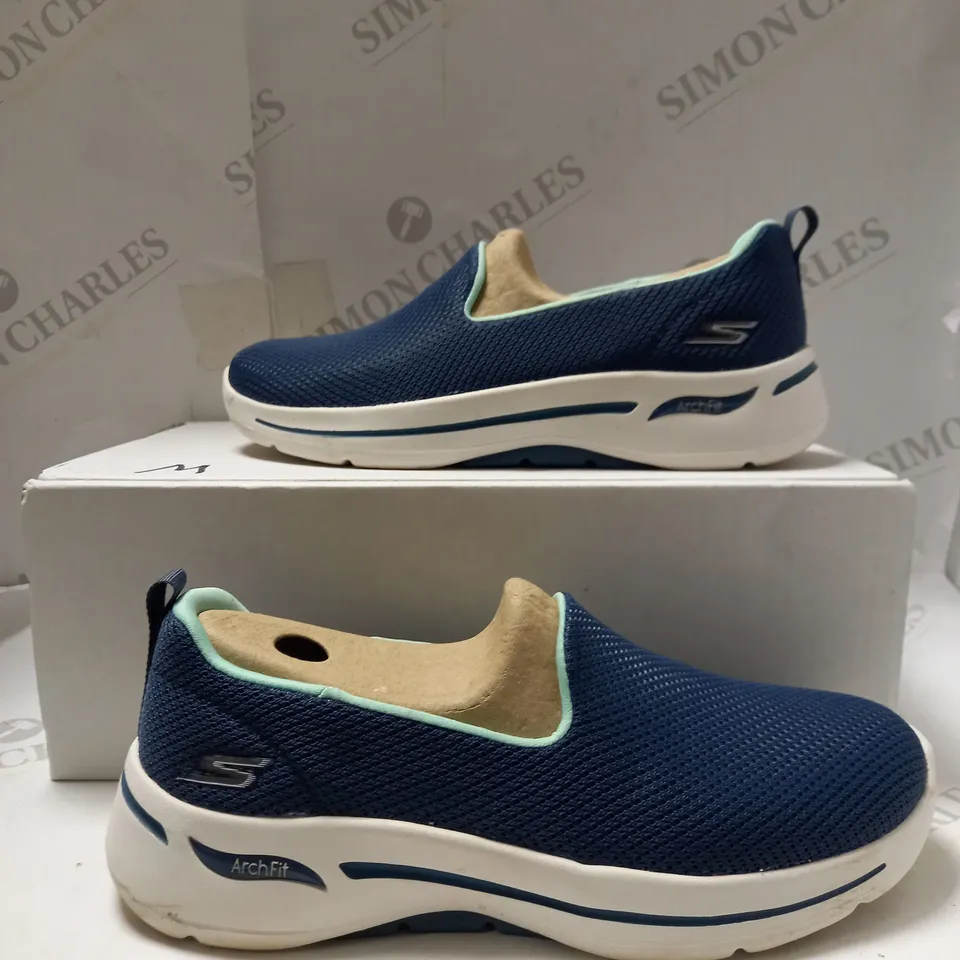 OUTLET SKECHERS GO WALK ARCH FIT GRATEFUL SLIP ON TRAINER SIZE 5.5