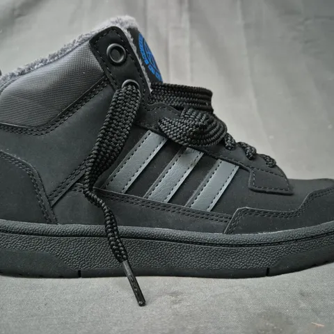 BOXED PAIR OF ADIDAS RAPID COURT MID J WINTERIZ KID'S SHOES IN BLACK UK SIZE 4.5