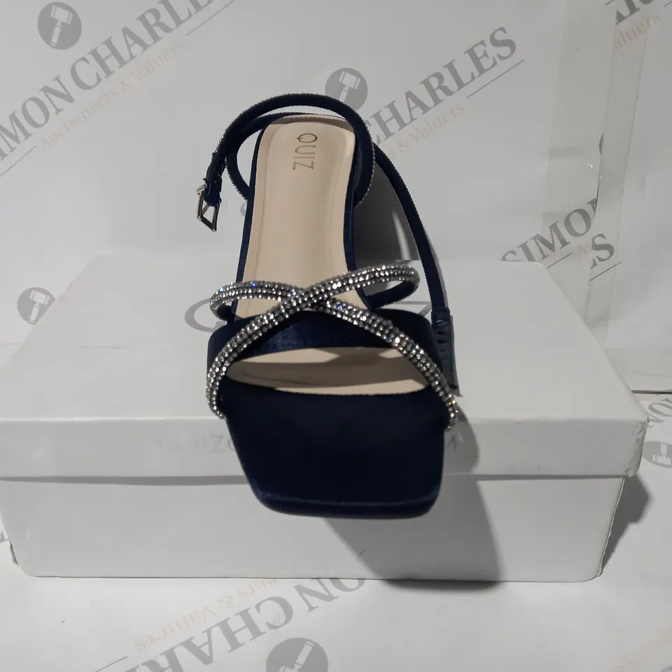BOXED PAIR OF QUIZ OPEN TOE STRAPPY BLOCK HEEL SANDALS IN NAVY W. JEWEL EFFECT SIZE 7