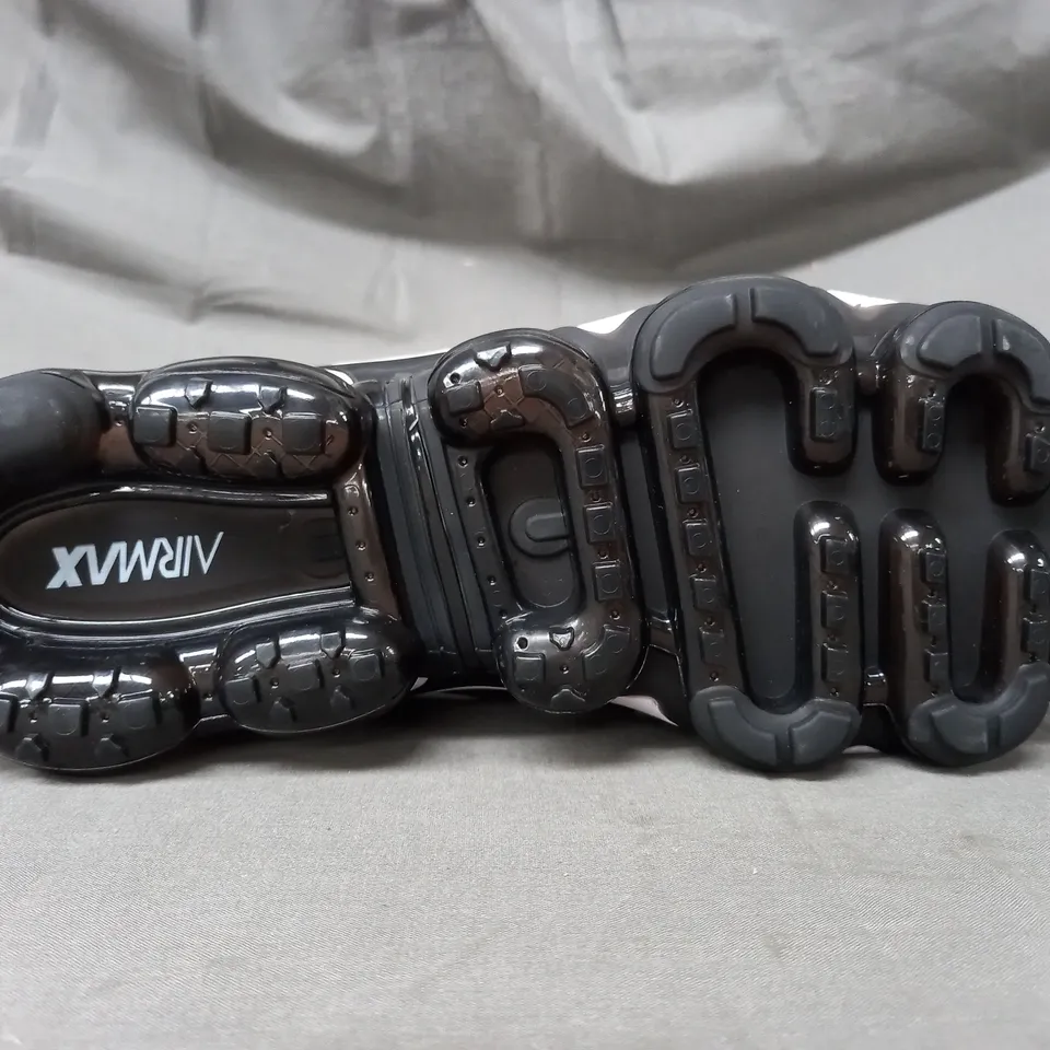 BOXED PAIR OF NIKE AIR MAX PLUS SHOES IN WHITE/BLACK UK SIZE 10