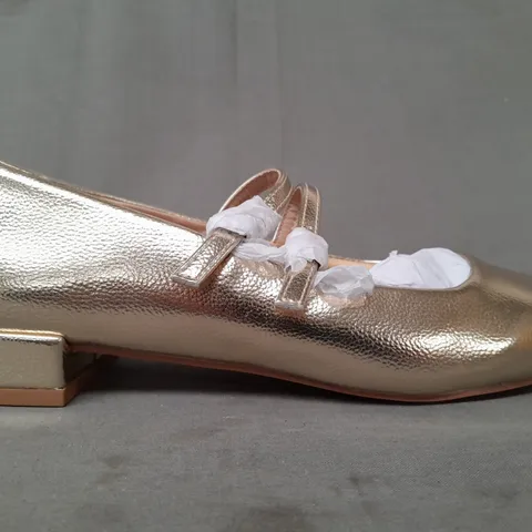 BOXED PAIR OF OFFICE SHOES IN METALLIC GOLD EU SIZE 38