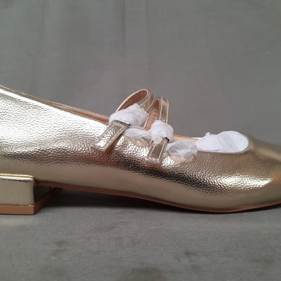 BOXED PAIR OF OFFICE SHOES IN METALLIC GOLD EU SIZE 38