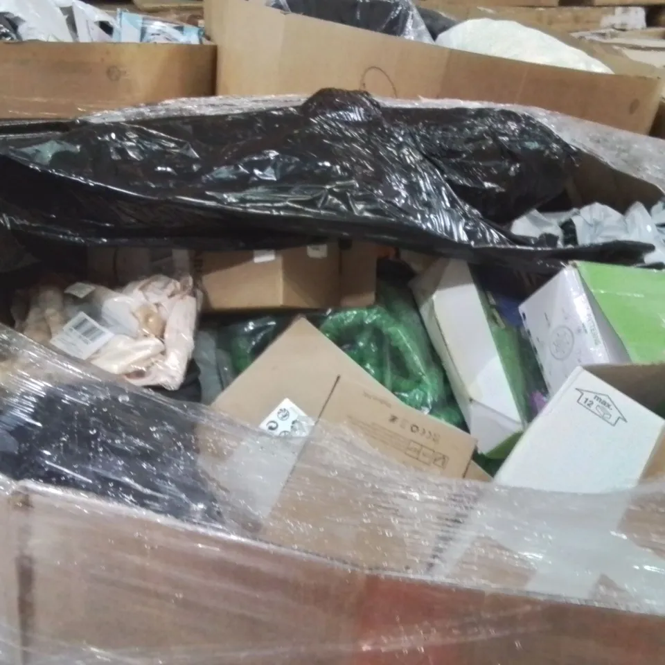 PALLET CONTAINING A LARGE QUANTITY OF HOSES