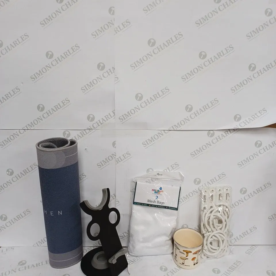 BOX OF APPROX 16 ITEMS TO INCLUDE - KITCHEN FLOOR MAT - HAIR DRYER STAND - MUSHROOM MUG ECT 