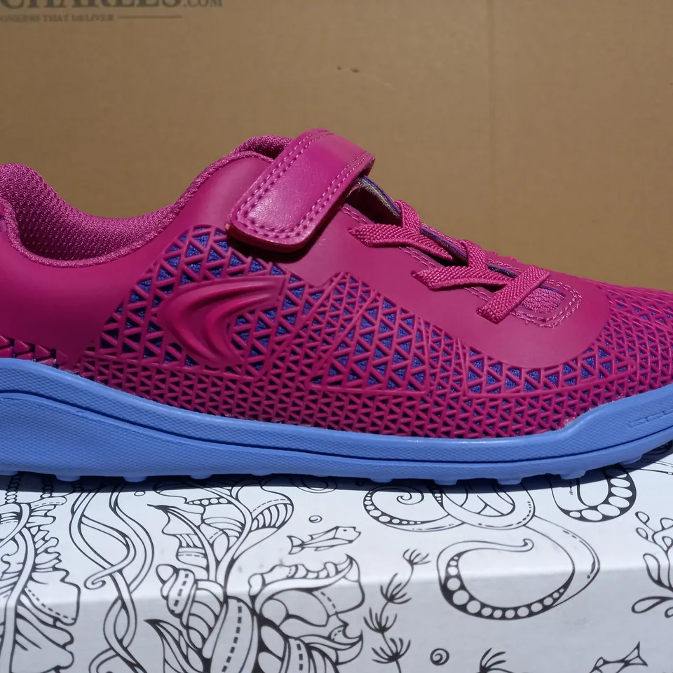 CLARKS AWARD SWIFT PINK COMBI KIDS TRAINER - SIZE 2.5 
