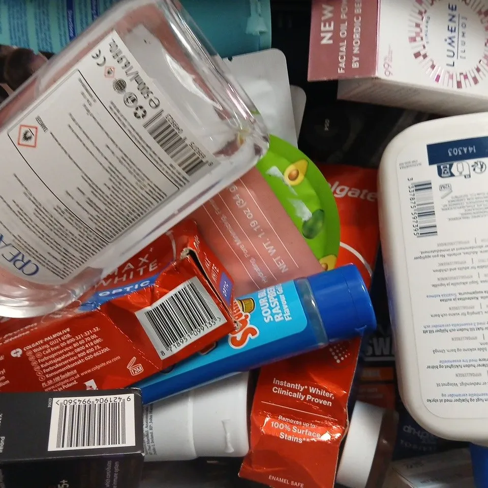 APPROXIMATELY 15 ASSORTED COSMETIC ITEMS INCLUDING VARIOUS MAKES AND BRANDS - COLLECTION ONLY