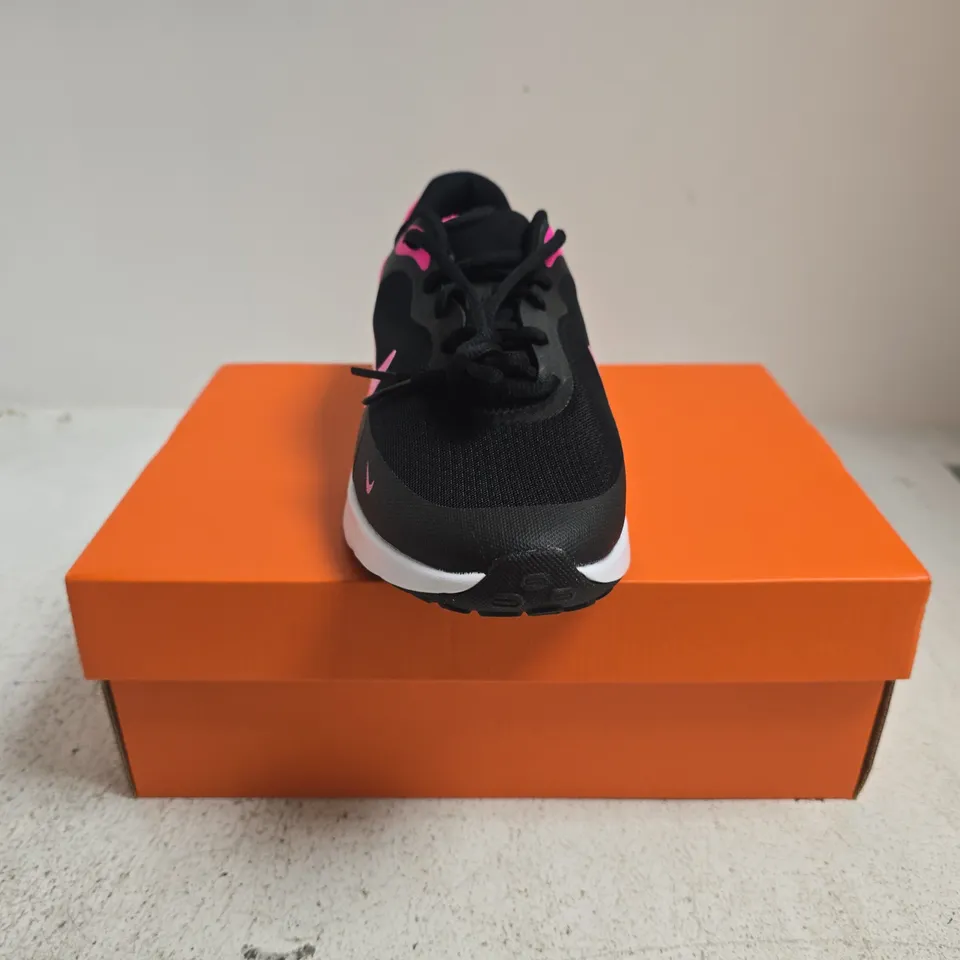BOXED PAIR OF NIKE REVOLUTION 7 TRAINERS IN BLACK/PINK SIZE UK 6
