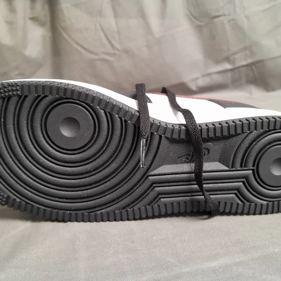 BOXE DPAIR OF NIKE AIR FORCE 1 '07 TRAINERS SIZE UK 9 