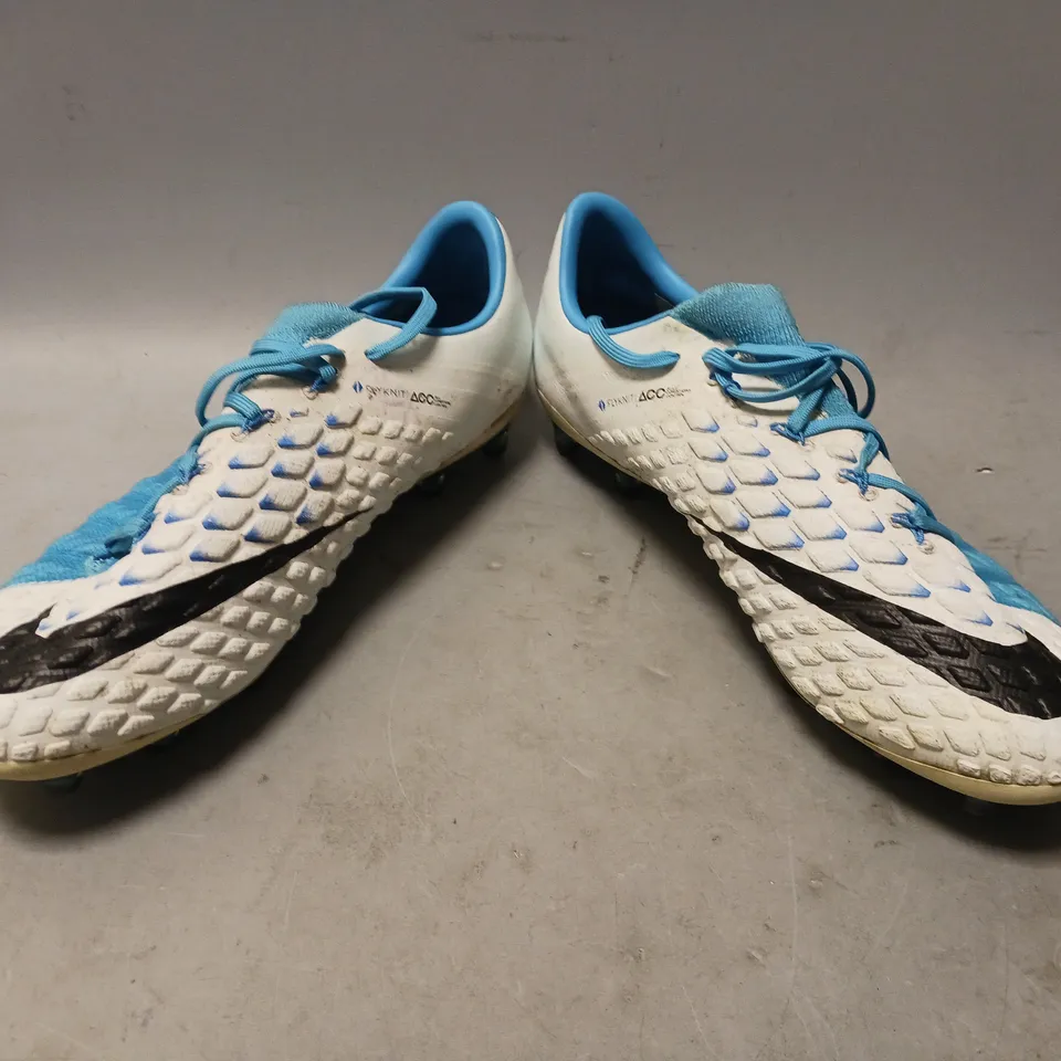 PAIR OF NIKE FLYKNIT GRIP FOOTBALL BOOTS IN WHITE/BLUE UK SIZE 10.5
