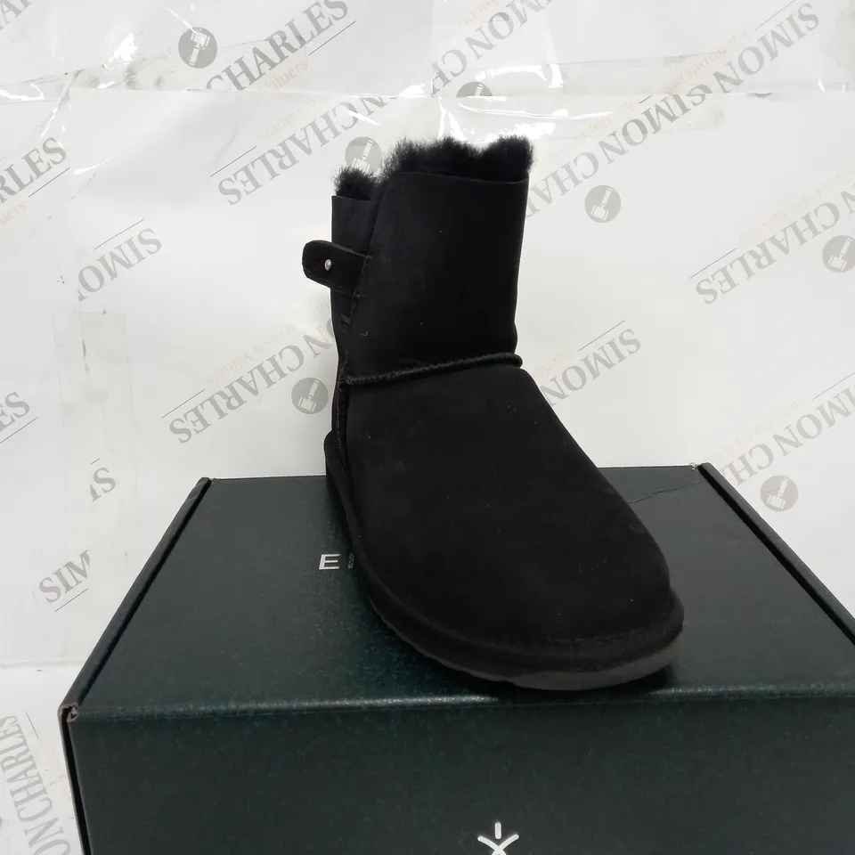 BOXED PAIR OF EMU AUSTRALIA SUMMERLANDS BOOTS BLACK SIZE 8