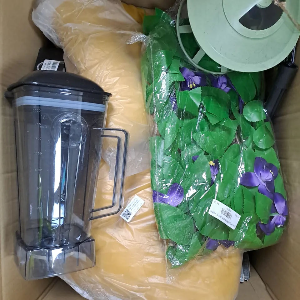 APPROXIMATELY 10 ASSORTED HOUSEHOLD ITEMS TO INCLUDE BIRD FEEDER, LIQUID CONTAINERS, FLORAL DÉCOR ETC 