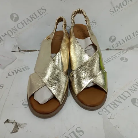 UNBOXED MODA IN PELLE LASSANDRA SANDAL IN GOLD SIZE 8
