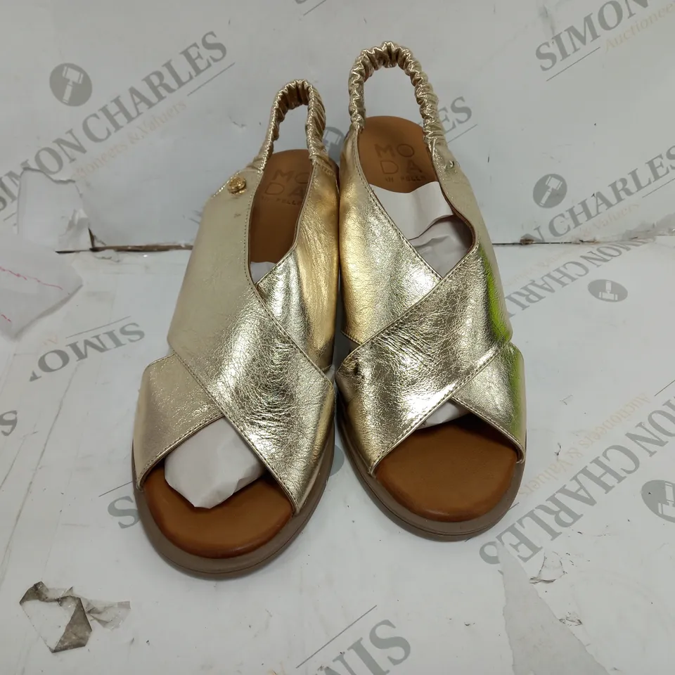 UNBOXED MODA IN PELLE LASSANDRA SANDAL IN GOLD SIZE 8