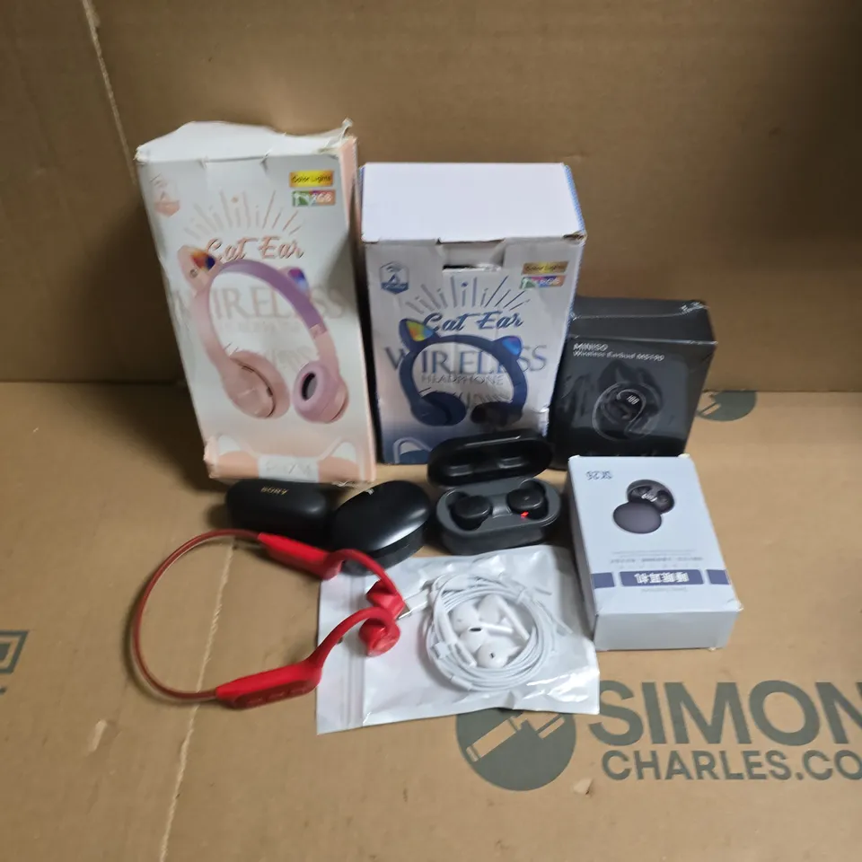 APPROXIMATELY 12 ASSORTED EARBUDS & HEADPHONES TO INCLUDE BRANDS SUCH AS SONY, BELKIN, SKULLCANDY, ETC