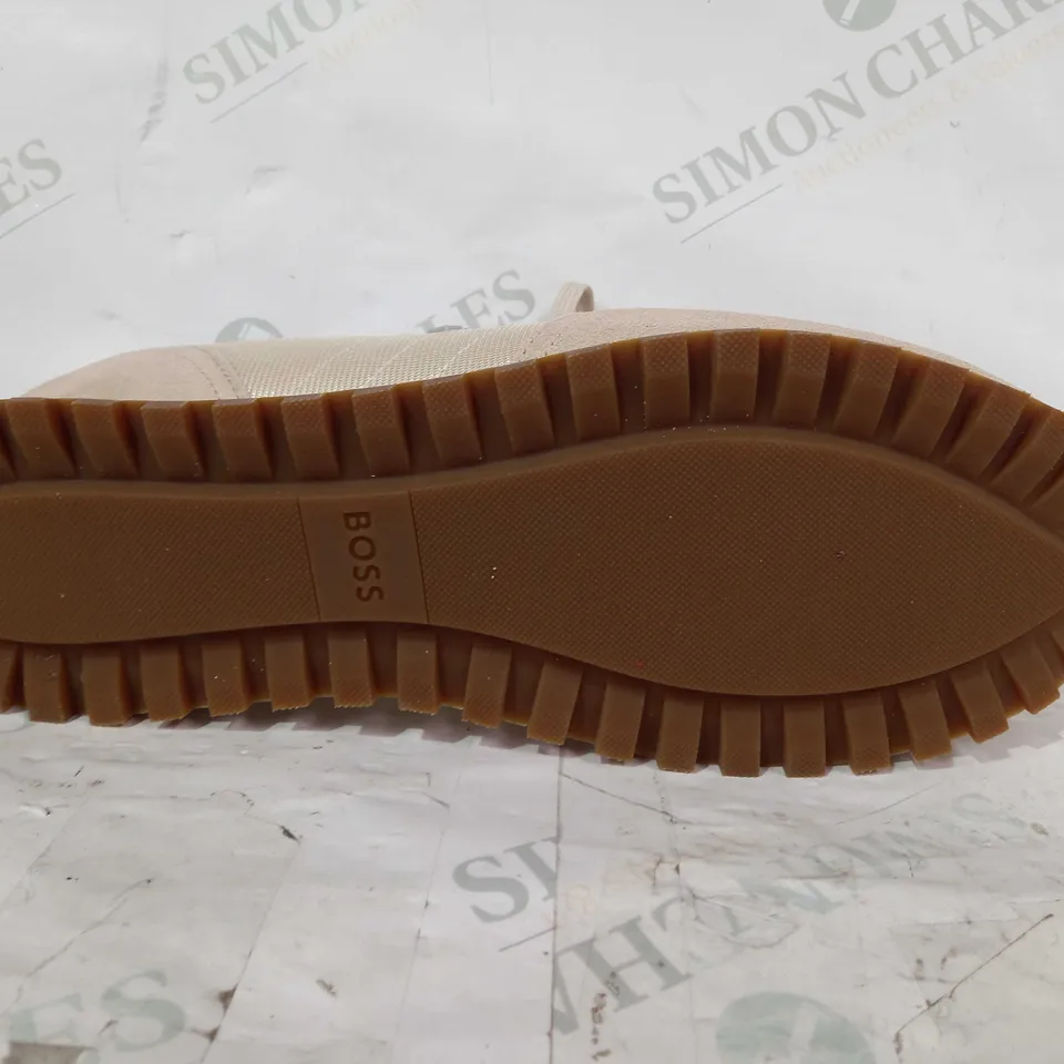 PAIR OF BOSS SHOES IN SAND/TAN EU SIZE 44
