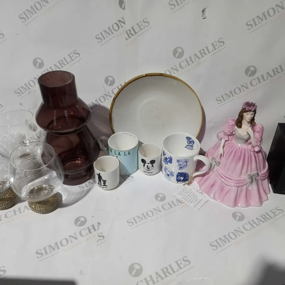 APPROXIMATELY 12 ASSORTED HOUSEHOLD ITEMS TO INCLUDE MUGS, PLATES, VASES AND DECOR PIECES - COLLECTION ONLY