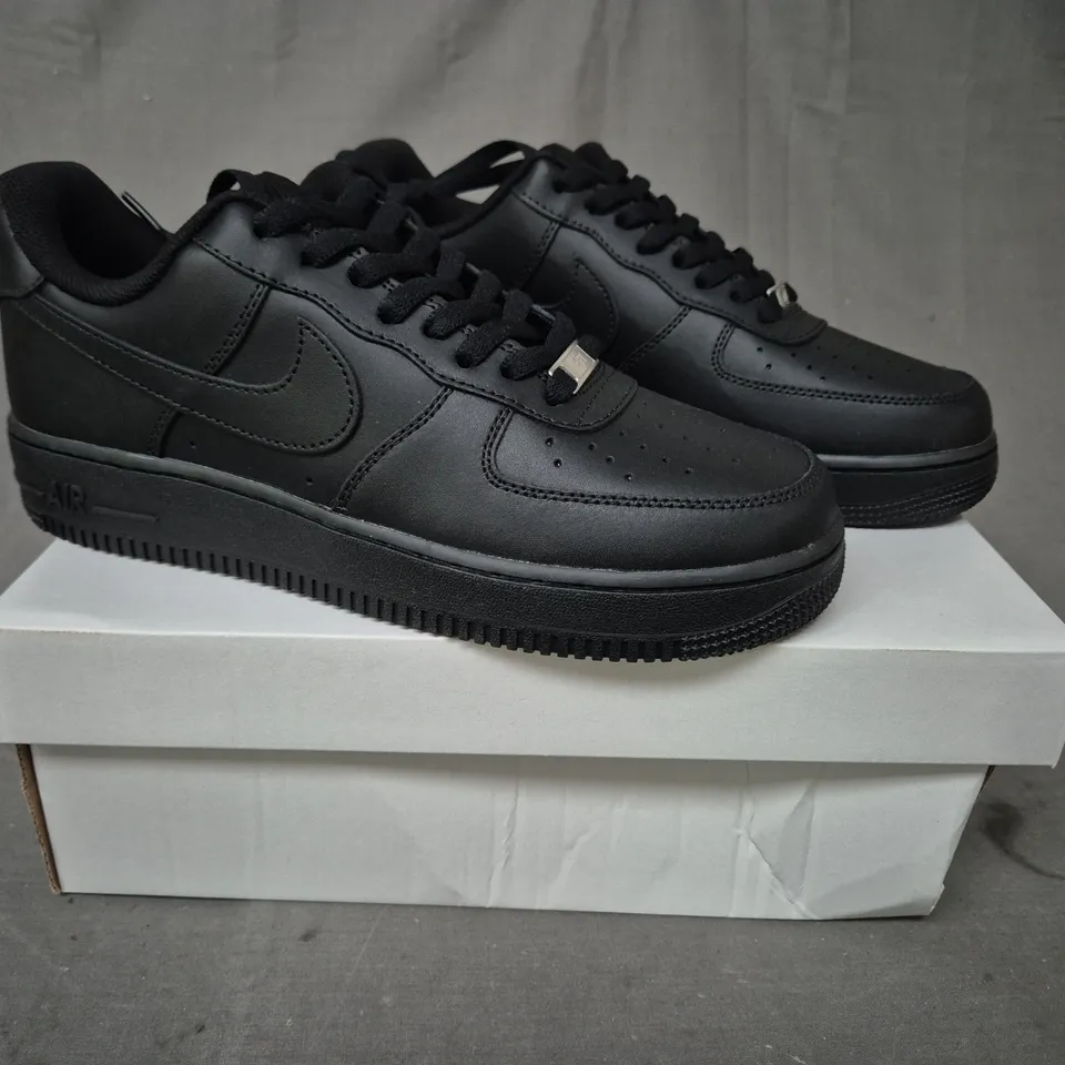 BOXED PAIR OF NIKE AIR FORCE 1 '07 SHOES IN BLACK UK SIZE 9