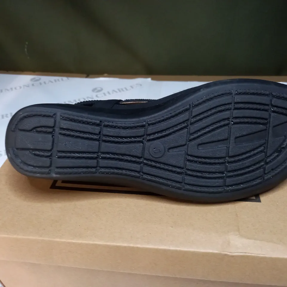 BOXED CUSHION WALK OPEN TOE PLATFORM SANDALS - SIZE 5