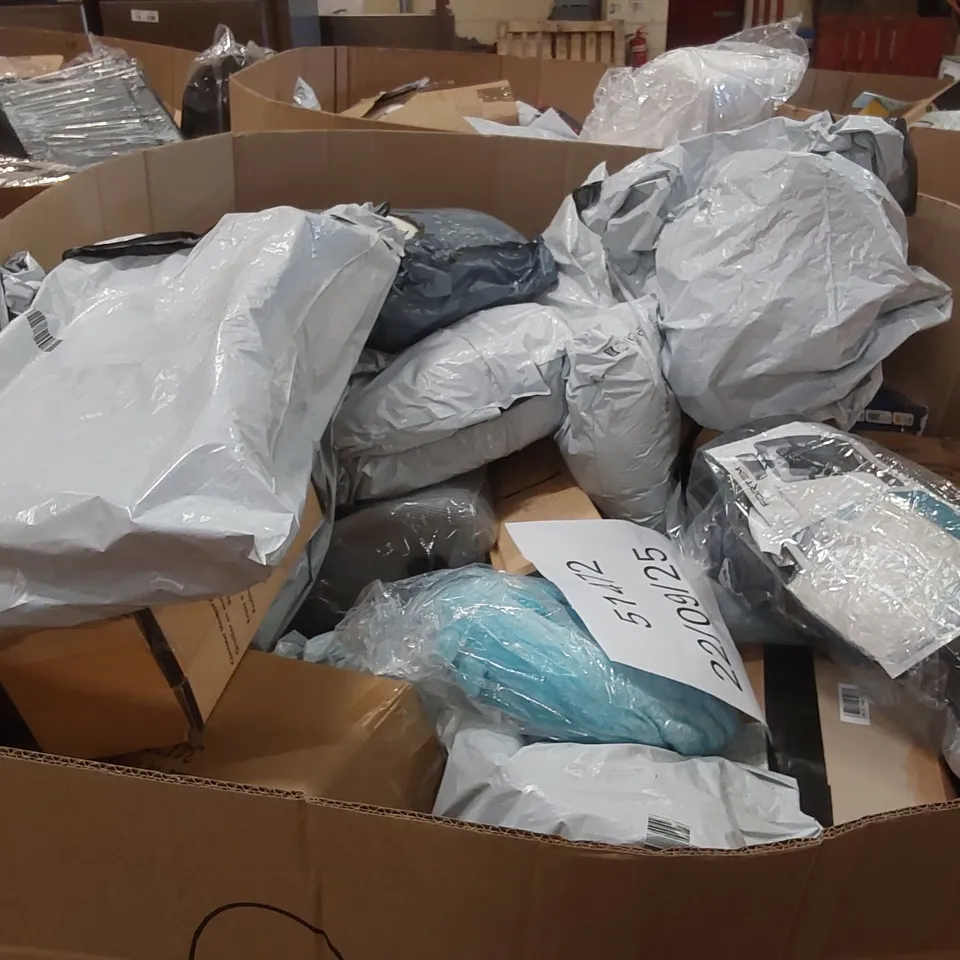 PALLET CONTAINING A VERY LARGE QUANTITY OF ASSORTED PILLOWS AND RELATED BEDDING/COMFORT PRODUCTS ECT