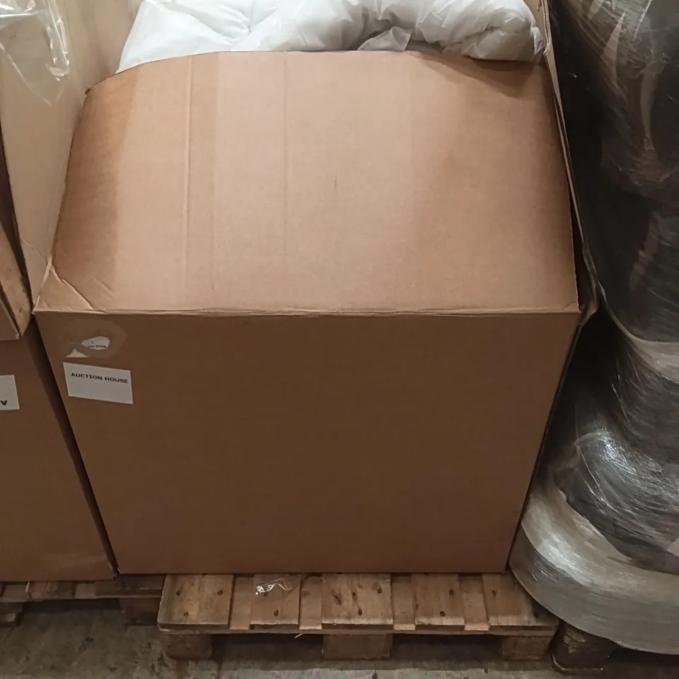 PALLET CONTAINING A LARGE QUANTITY OF SILENT HILL DUVETS AND SIMILAR PRODUCTS ETC