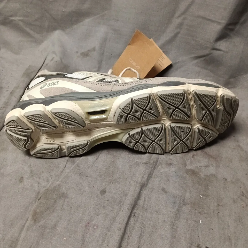 ASICS RUNNING SHOES - GREY/WHITE MESH WITH SUEDE OVERLAYS (ORTHOLITE TAG ATTACHED) SIZE 9