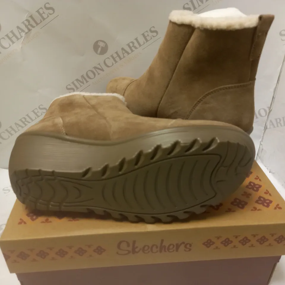 BOXED SKETCHERS LEATHER BOOTS - SIZE 6