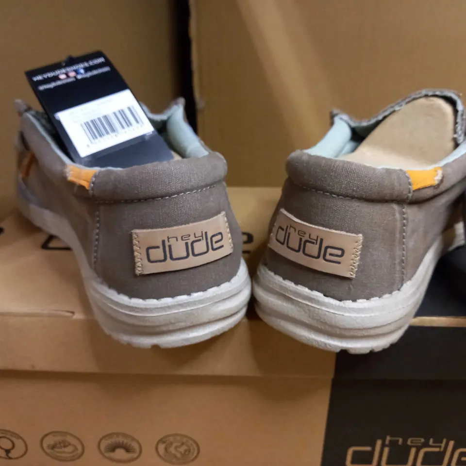 BOXED PAIR OF HEY DUDE WALLY WASHED WALNUT FABRIC TRAINERS - SIZE 7