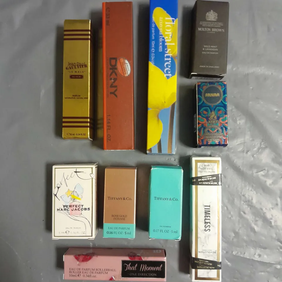 LOT OF APPROXIMATELY 10 MINIATURE BOXED FRAGRANCES TO INCLUDE - JEAN PAUL GAULTIER LE MALE ELIXIR - PERFECT MARC JACOBS - ONE DIRECTION THAT MOMENT - ETC