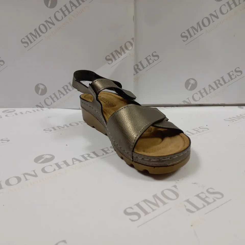 PAIR OF PAVERS SERAY33011 ADJUSTABLE SANDALS UK SIZE 4