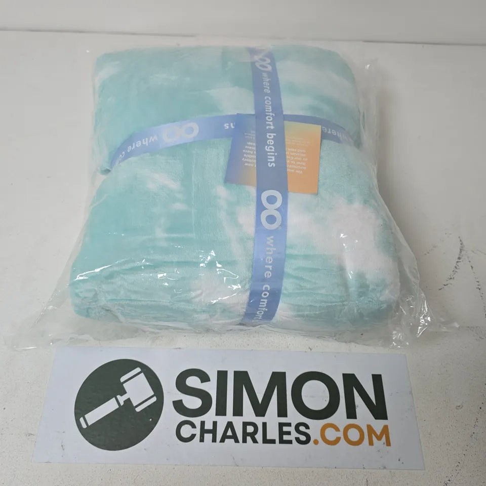 SEALED OODIE OVERSIZED HOODED BLANKET - LIGHT GREEN/WHITE