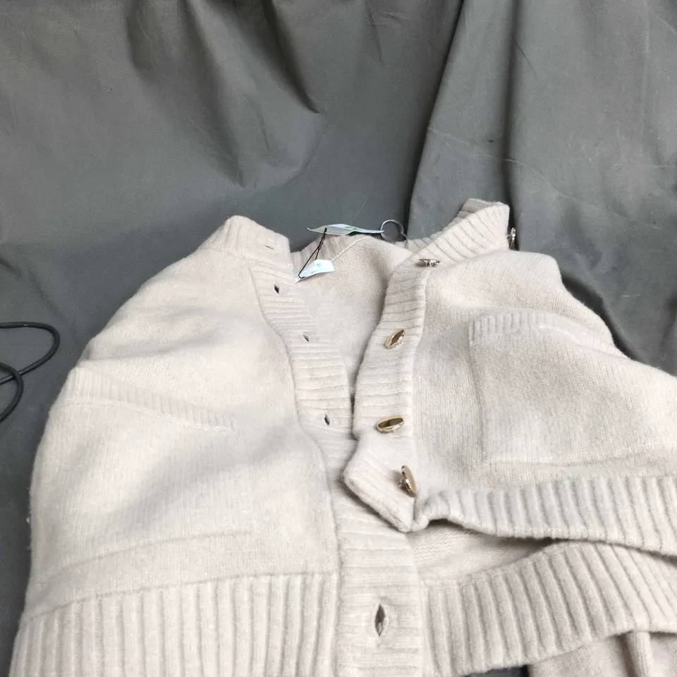 BOX OF APPROXIMATELY 25 ASSORTED CLOTHING ITEMS INCLUDING BRIGHT ORANGE SWEATER , BLUE GILLET AND BEIGE CARDIGAN 