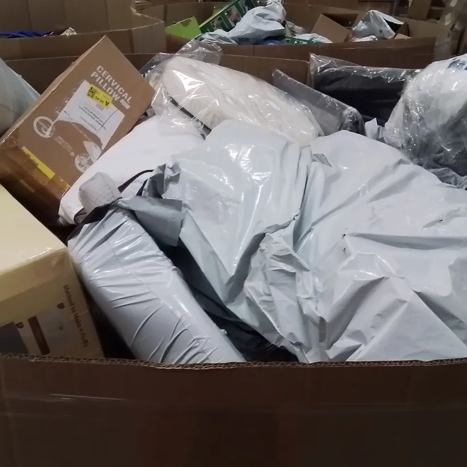 PALLET CONTAINING A LARGE QUANTITY OF PILLOWS