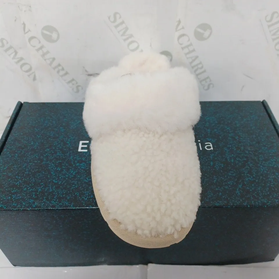 BOXED EMU AUSTRALIA SLIPPERS IN CREAM - W7/M8