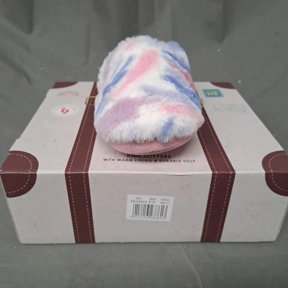 BOXED PAIR OF TOTES TOASTIES KIDS SLIPPERS IN PINK/MULTICOLOUR SIZE 9-10